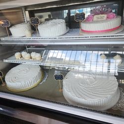 Ray's Cakes & Catering - Cake display