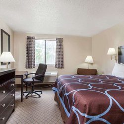 Super 8 by Wyndham Cleveland TX - 1 King Bed Room