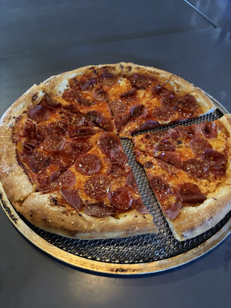 Piezanos Pizza & Wings Logo