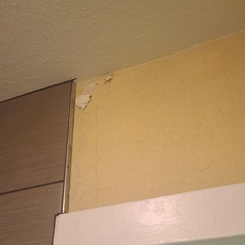 Ramada by Wyndham Flagstaff East - Bathroom walls - Hotels Near Me - Flagstaff, Arizona