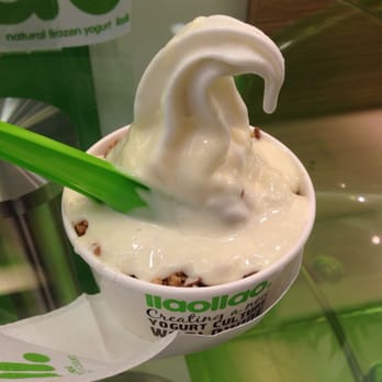 Llaollao - White chocolate+crocanti+filipinos blancos.  Small ice cream.  Each extra: 0,50€ - Ice Cream & Frozen Yogurt Near Me - Las Rozas, M