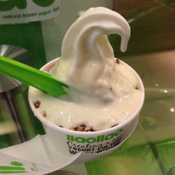 Llaollao - White chocolate+crocanti+filipinos blancos.  Small ice cream.  Each extra: 0,50€
