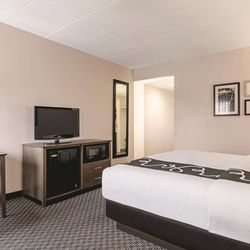La Quinta by Wyndham Portland - Guest room
