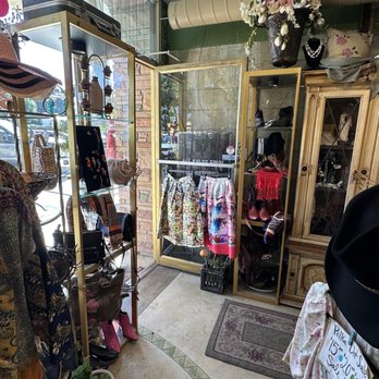 Green Goddess Boutique - Skirts, boots, high heels, decorations, necklaces,pins, purses, shirt, hats, earrings, statues, vintage suitcases - Used, Vintage & Consignment Near Me - Camarillo, California Green Goddess Boutique - Skirts, boots, high heels, decorations, necklaces,pins, purses, shirt, hats, earrings, statues, vintage suitcases - Used, Vintage & Consignment Near Me - Camarillo, California