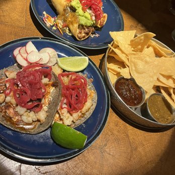 Socalo - Chicken tacos at the top, shrimp tacos at the bottom, chips and salsa in the middle. - Mexican Near Me - Santa Monica, California Socalo - Chicken tacos at the top, shrimp tacos at the bottom, chips and salsa in the middle. - Mexican Near Me - Santa Monica, California