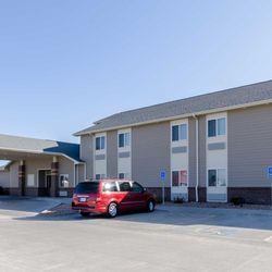 Park View Inn & Suites  - Free parking at the hotel includes reserved stalls for guests with accessibility needs.