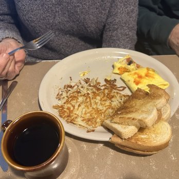 Maggies Restaurant - Veggie omelette, hash browns, and fantastic sourdough toast - Pizza Near Me - Wayzata, Minnesota