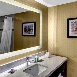 DoubleTree by Hilton Hotel Arlington DFW South - Guest room bath