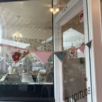 Piggy & Paisley - Window decor - Patisserie/Cake Shop Near Me - Victoria, British Columbia Piggy & Paisley - Window decor - Patisserie/Cake Shop Near Me - Victoria, British Columbia