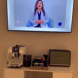 Pixel Dental - Beautiful coffee table with the doctors video