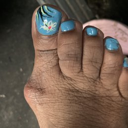 Look no where near a daisy and polish is awful and was dry I will be going to get my shit repolished tomorrow morning never again