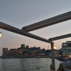 Trança Restaurant - Seating in the back has a good view of the castle.