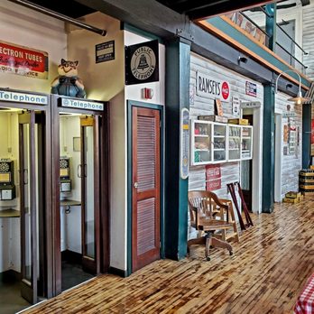 Center Street Smoke House - the interior of the restaurant - Barbeque Near Me - Batavia, New York