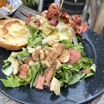 La Hamburguesería Central - Monster burger with bacon and side salad. - Burgers Near Me - Guadalajara, JAL La Hamburguesería Central - Monster burger with bacon and side salad. - Burgers Near Me - Guadalajara, JAL