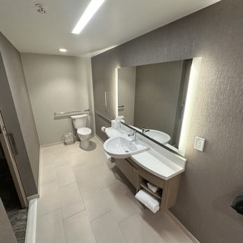 SpringHill Suites Eau Claire - Accessible guest bathroom - Hotels Near Me - Eau Claire, Wisconsin SpringHill Suites Eau Claire - Accessible guest bathroom - Hotels Near Me - Eau Claire, Wisconsin
