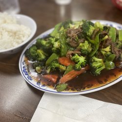 Kim Vu Vietnamese Cuisine - Mixed vegetables with beef and white rice