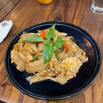 Spicy Shallot - Drunken noodle with chicken - Thai Near Me - Elmhurst, New York