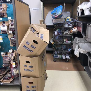 Petco - Boxes in the aisles - Pet Stores Near Me - Doral, Florida
