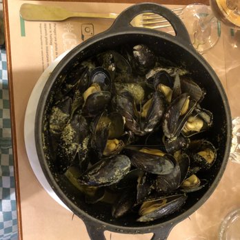 Léon de Bruxelles - mussels with madras curry - Belgian Near Me - Paris, 75 Léon de Bruxelles - mussels with madras curry - Belgian Near Me - Paris, 75