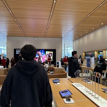 Apple Broadway Plaza - Inside - Mobile Phones Near Me - Walnut Creek, California Apple Broadway Plaza - Inside - Mobile Phones Near Me - Walnut Creek, California