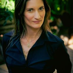 Flowing Still - CranioSacral Therapy And Somatic Experiencing - Emma Julaud (photo by Cécile Delepière)