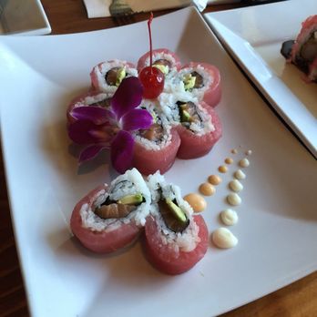 Sushido - The Cherry Blossom roll. Pretty good. Not spicy. - Sushi Bars Near Me - Tacoma, Washington
