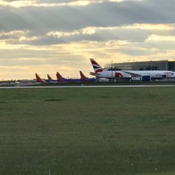 Family Viewing Area - BA 787 Dreamliner at the terminal
