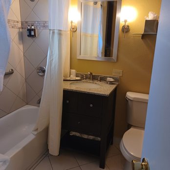 Marin Suites Hotel - Bathroom - Hotels Near Me - Corte Madera, California