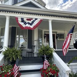 The Plum House - Beautiful porch and entrance