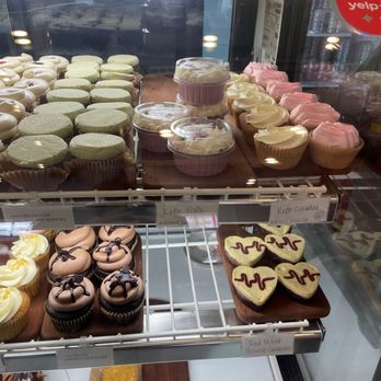 Valentine Sweets - Tasty looking cupcakes. - Patisserie/Cake Shop Near Me - Pasadena, California