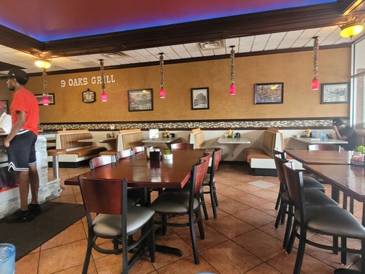 9 Oaks Grill by null