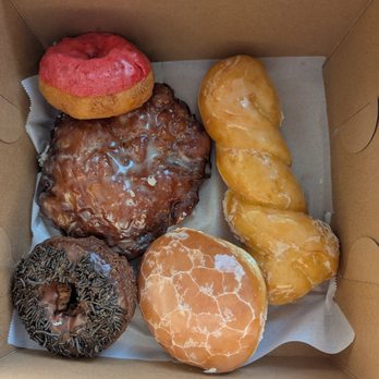 Golden Donut Place  - Donuts - Donuts Near Me - La Canada Flintridge, California