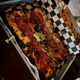 El Rey pizza. Edges were burnt