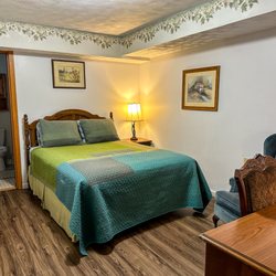 7 Gables Inn & Suites