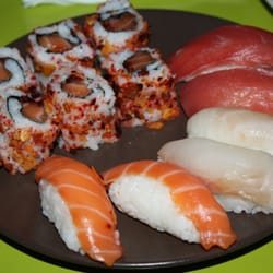 Eat Sushi - California rolls & sushis