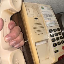 Quality Inn By Choice Hotel - Disgusting stains and outdated phone for serial killers