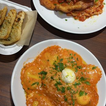 Tempo Di Pasta - Garlic bread, lobster ravioli, chicken parm - Food Trucks Near Me - Frederick, Maryland