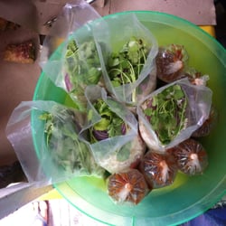 Chicharronería del Amigo José - Vende la clasica ensalada de col, cebolla y cilantro para acompañar y además el chiltomate.