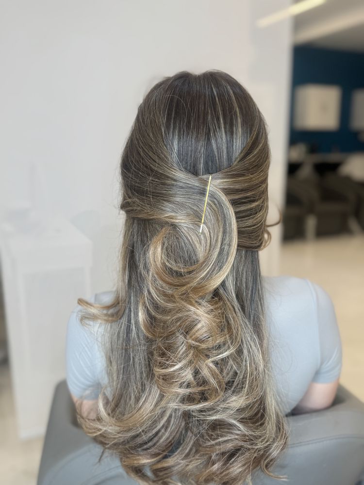 Cris Beauty Salon Image
