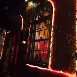 La Fiamma - Fachada da pizzaria, à noite.