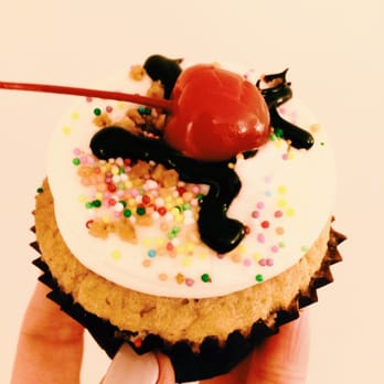 Georgetown Cupcake - Banana Split! - Cupcakes Near Me - Washington, DC, District of Columbia