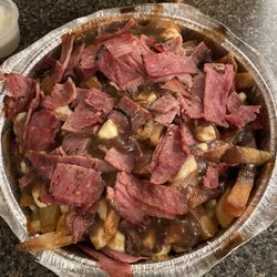 Milano Pizza - Large smoked meat poutine
