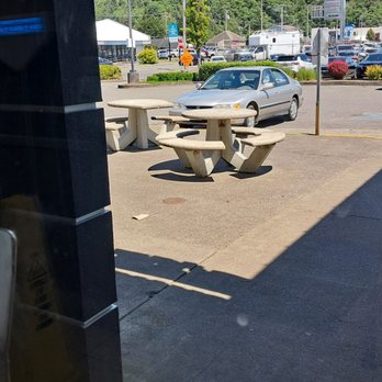 Burger King - Outside seating - Burgers Near Me - Aberdeen, Washington