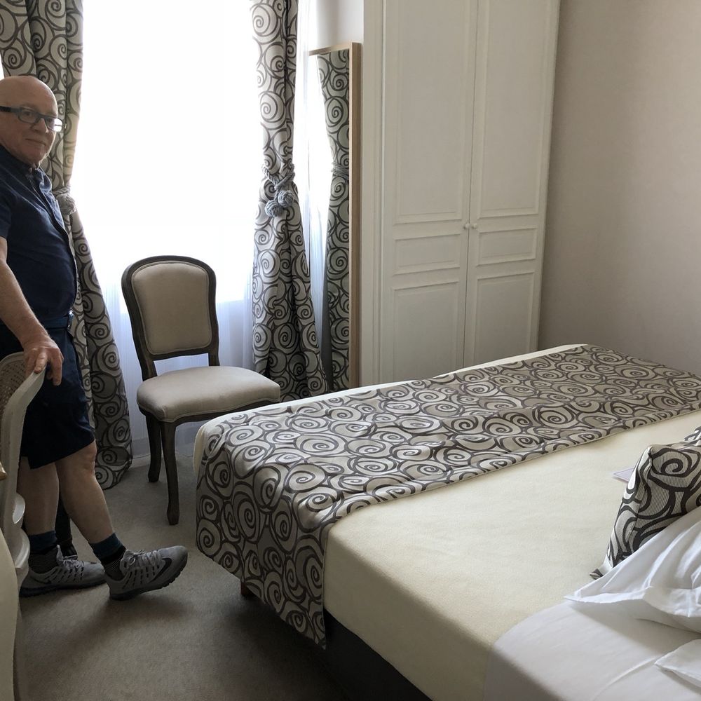 Le Lion d'Or - Our room. - Hotels Near Me - Bayeux, 14