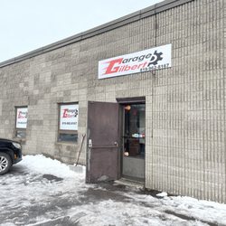 Garage Gilbert - Waiting room/office entrance