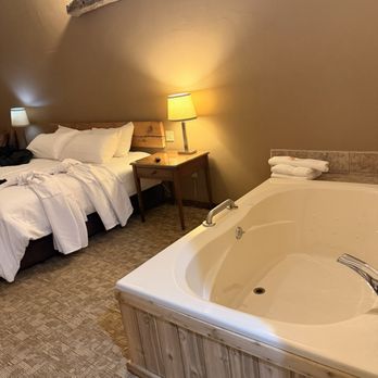 Glasbern Inn - Whirlpool room Packhouse - Hotels Near Me - Fogelsville, Pennsylvania
