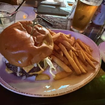 Jason Aldean’s Kitchen + Bar - All-American Cheeseburger - Bars Near Me - Las Vegas, Nevada Jason Aldean’s Kitchen + Bar - All-American Cheeseburger - Bars Near Me - Las Vegas, Nevada