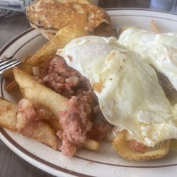 The Mug Restaurant - NOT a hash stuffer!! Completely unnecessary and not a hard ass crispy potato skin that absorbs all the greasy goodness. Boo.