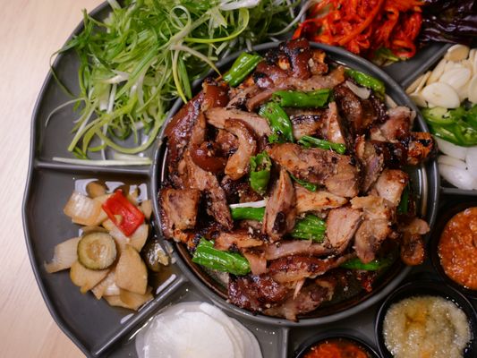 The One Jokbal 더 원 족발 by null