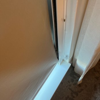 Kimpton La Peer Hotel - Broken blinds - Hotels Near Me - West Hollywood, California